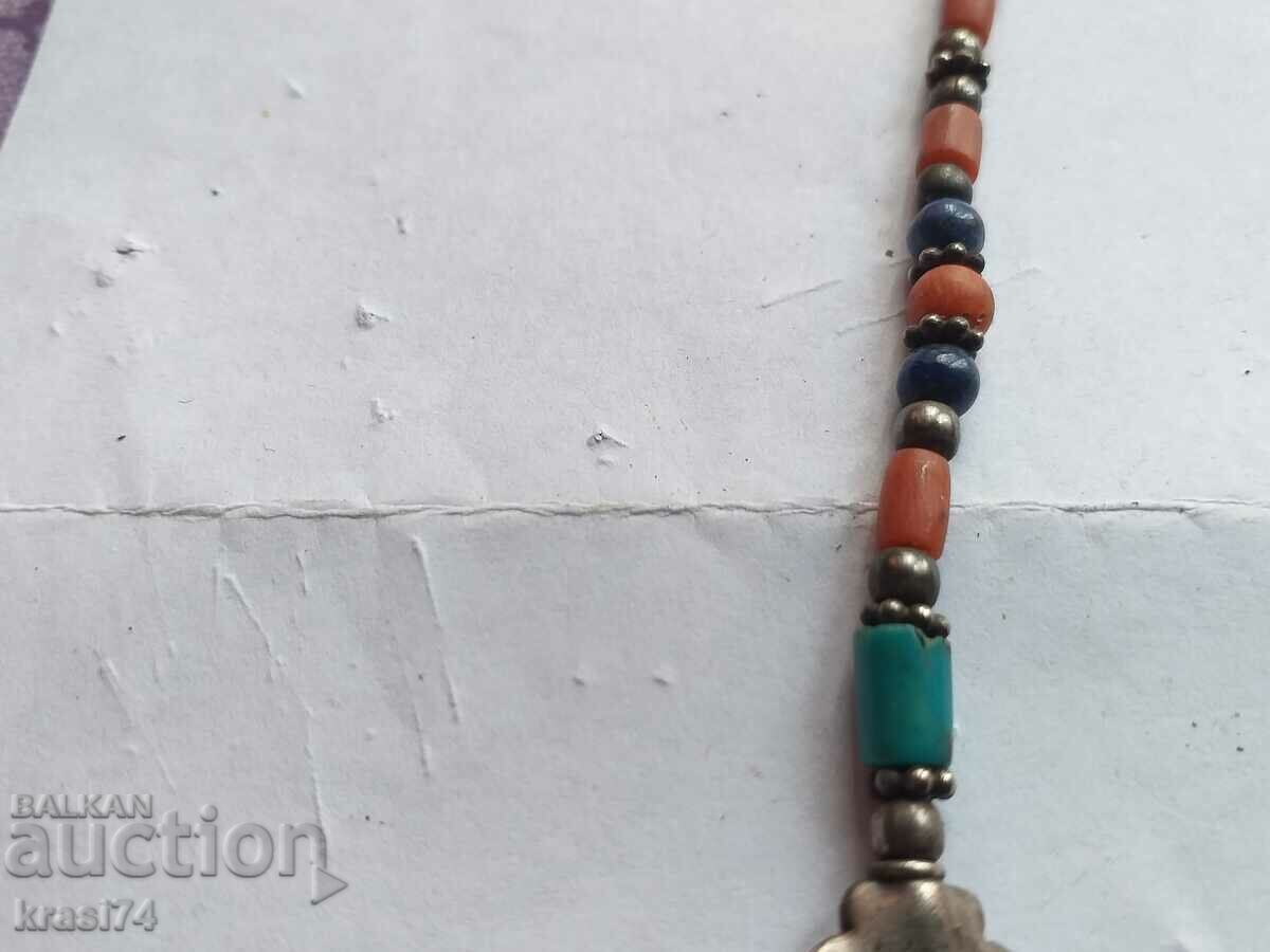 Licitație Colier de argint cu coral etc.