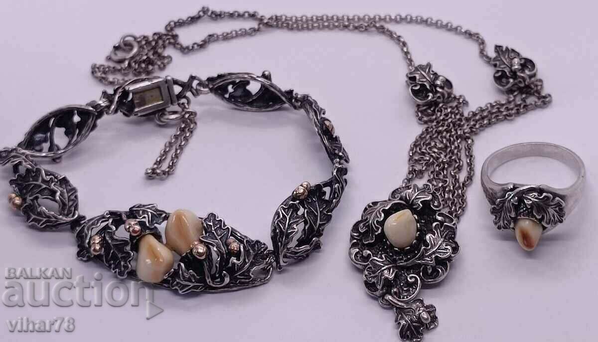 O frumoasă brățară-colier și inele de argint O frumoasă brățară-colier și inele de argint