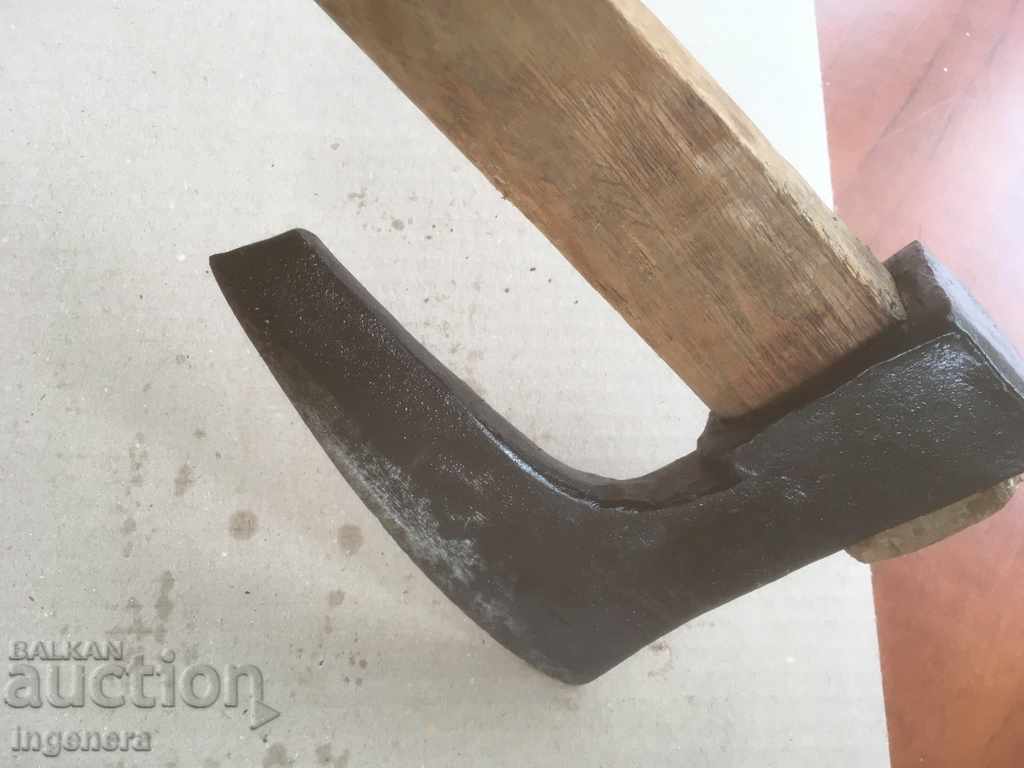 Delivery of AX AX AX STAR OLD LARGE TOOL WITH HANDLE