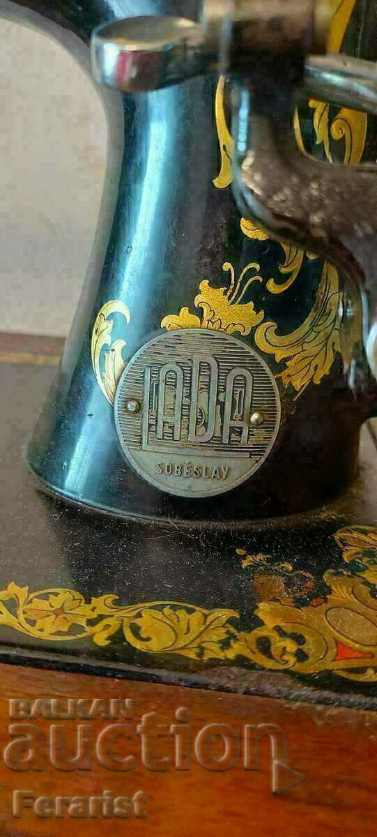 Licitație Mașină de cusut manuală retro LADA de aproximativ 100 de ani. Licitație Mașină de cusut manuală retro LADA de aproximativ 100 de ani.