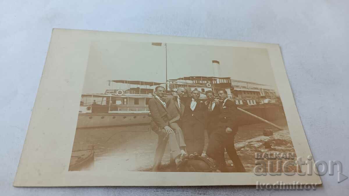 Φωτογραφία Rousse Πέντε νεαροί μπροστά σε ένα ατμόπλοιο στο λιμάνι