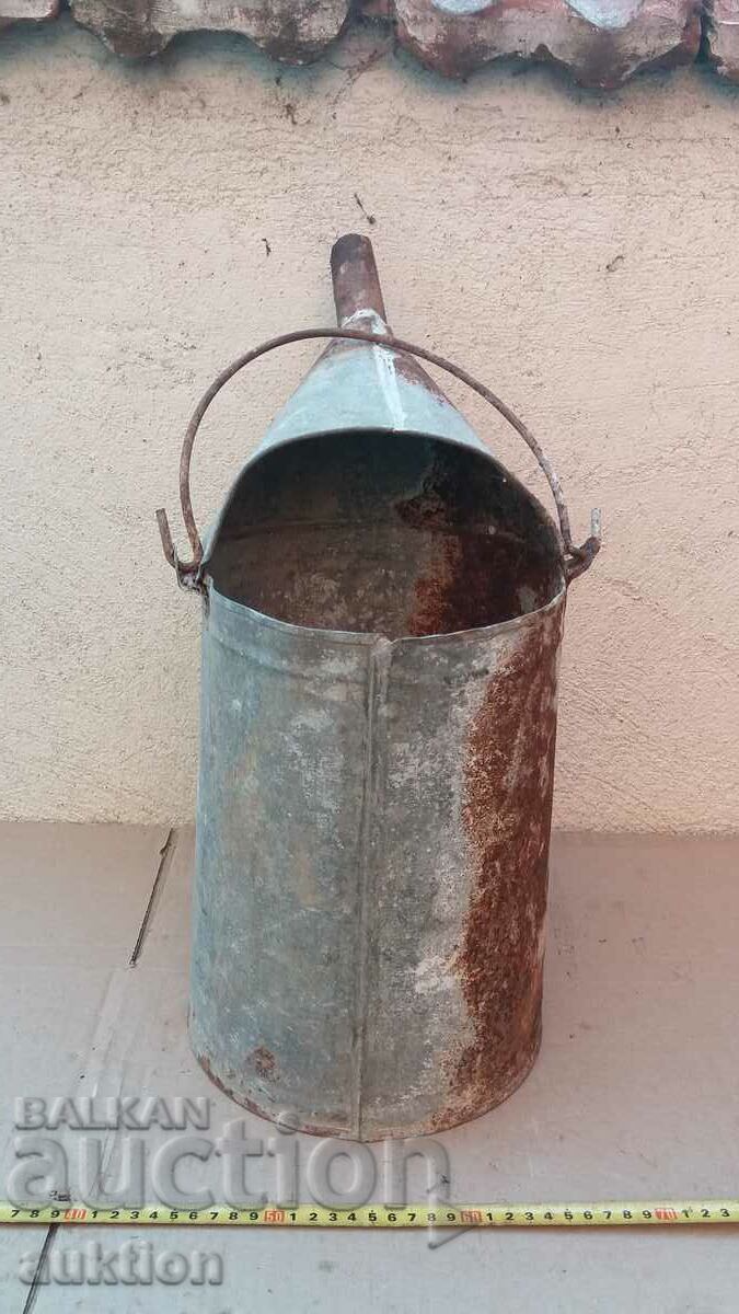 Auction  OLD METAL WATERING CAN - HEALTHY