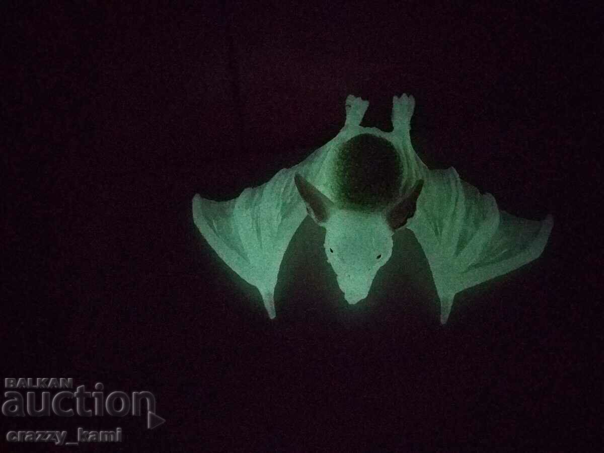 Delivery of A collection of bats Delivery of A collection of bats