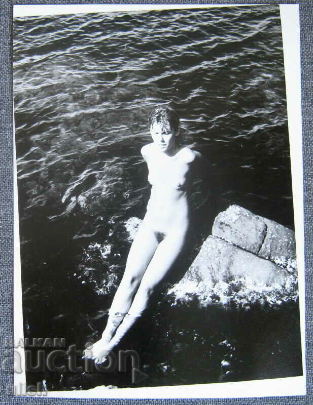 Стара снимка арт еротика откровение на скалите  фотография