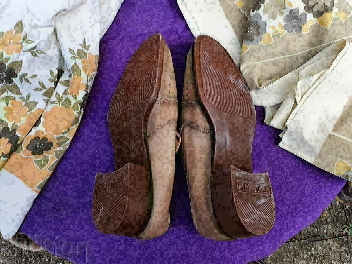 Ολοκαίνουργια παπούτσια της "Hammer and Sickle" Gabrovo, από τον κομμουνισμό με τιμή 53.00 BGN | € 27.10 Ολοκαίνουργια παπούτσια της "Hammer and Sickle" Gabrovo, από τον κομμουνισμό με τιμή 53.00 BGN | € 27.10