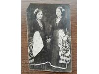 Fotografie veche - Două femei în costume populare 1919