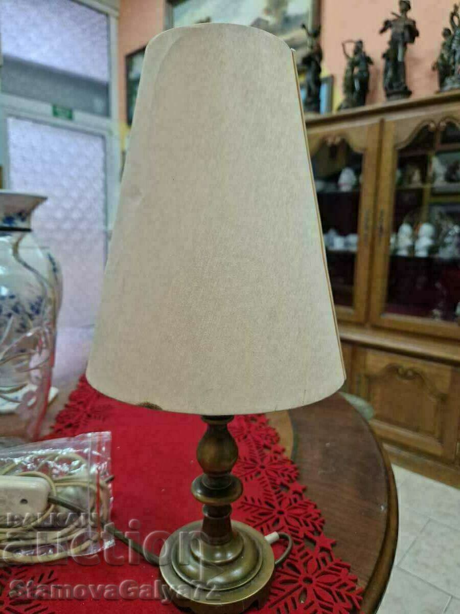 O lampă de noptieră încântătoare din bronz francez antic cu preț 66.00 BGN | € 33.75 O lampă de noptieră încântătoare din bronz francez antic cu preț 66.00 BGN | € 33.75