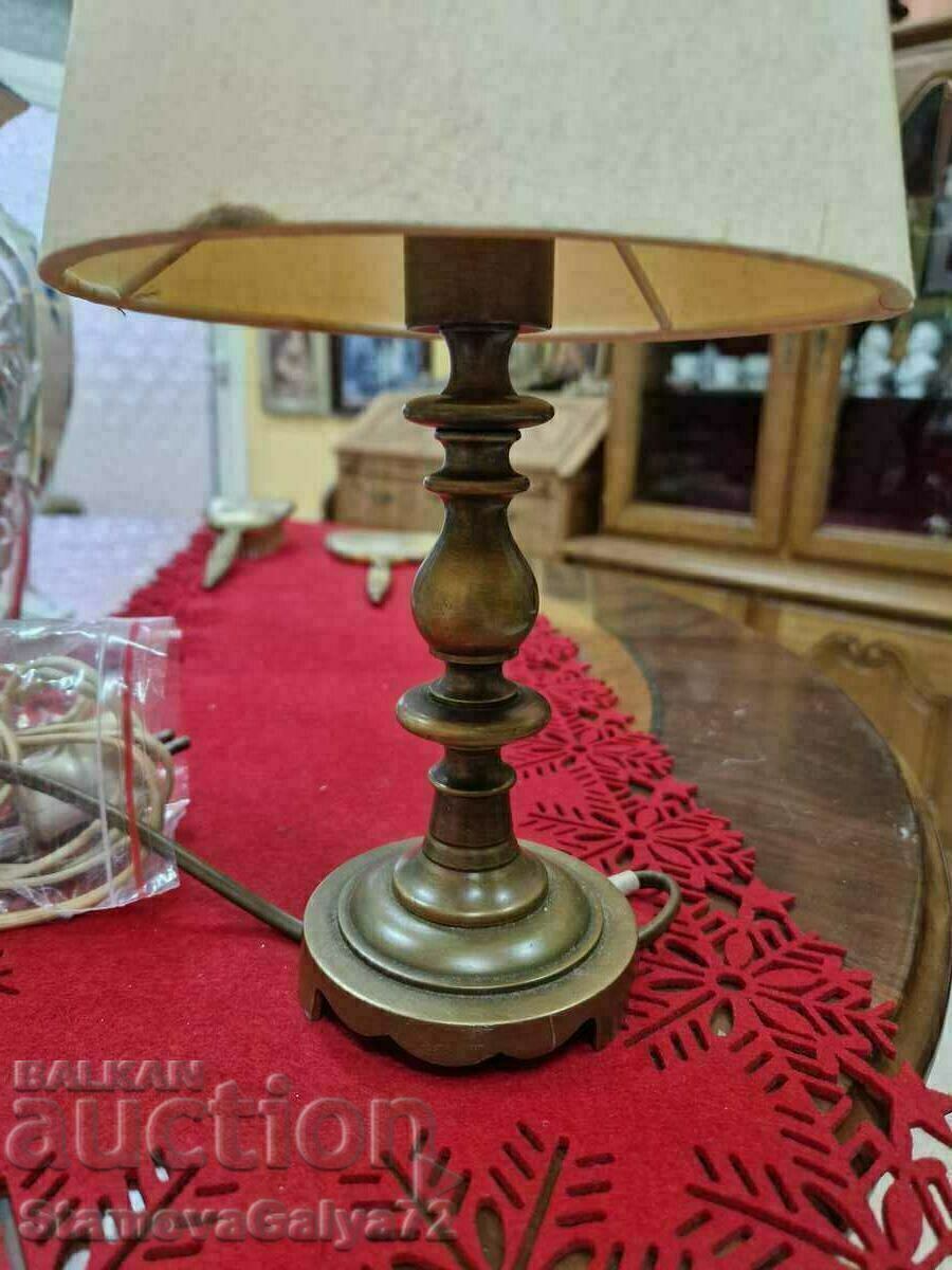 Licitație O lampă de noptieră încântătoare din bronz francez antic Licitație O lampă de noptieră încântătoare din bronz francez antic