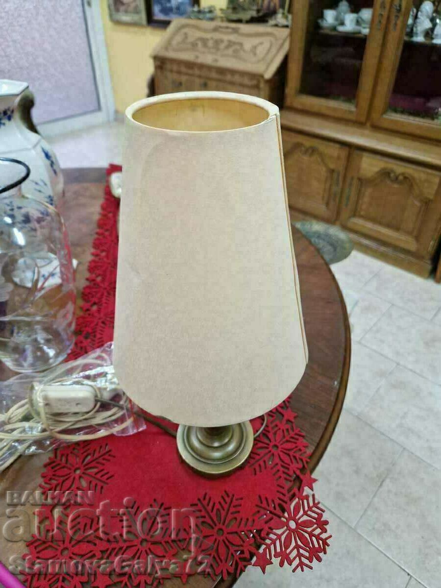 Livrarea O lampă de noptieră încântătoare din bronz francez antic Livrarea O lampă de noptieră încântătoare din bronz francez antic