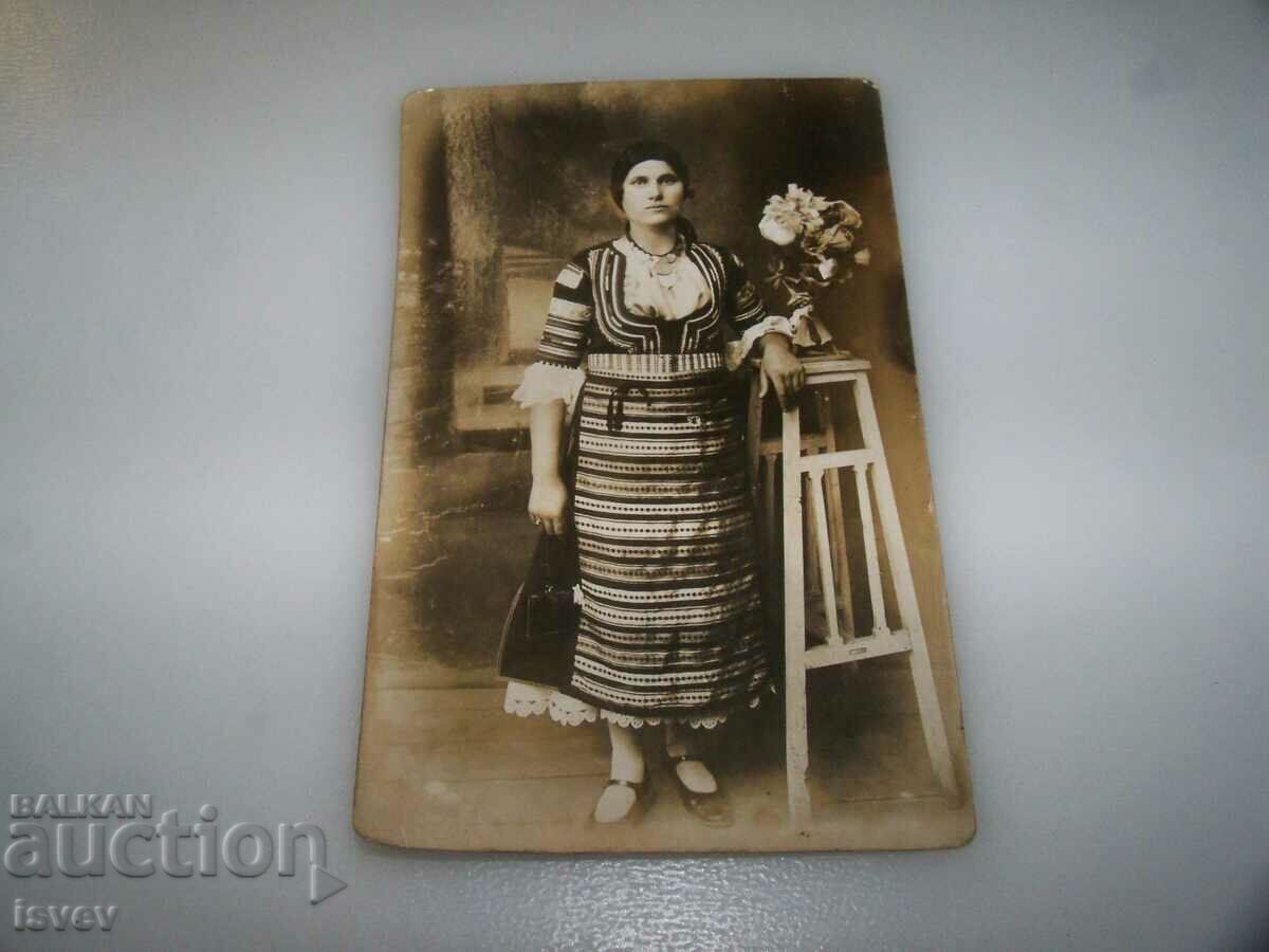 Παλιά φωτογραφία καρτ ποστάλ μιας γυναίκας σε ένα κοστούμι