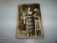 Παλιά φωτογραφία καρτ ποστάλ μιας γυναίκας σε ένα κοστούμι