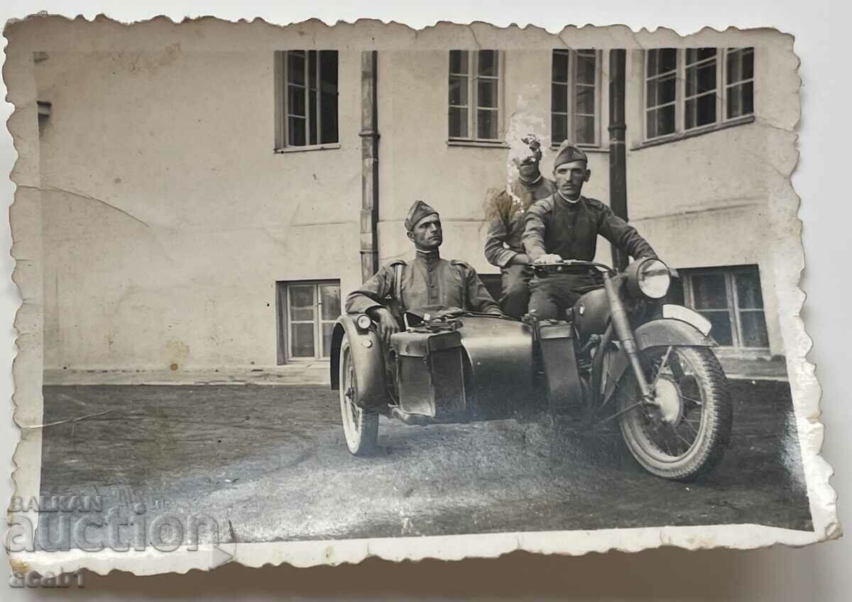 Motocicletă cu coș militar