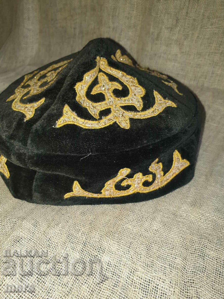 Veche pălărie rituală nefolosită - Tubiteika cu preț 70.00 BGN | € 35.79 Veche pălărie rituală nefolosită - Tubiteika cu preț 70.00 BGN | € 35.79