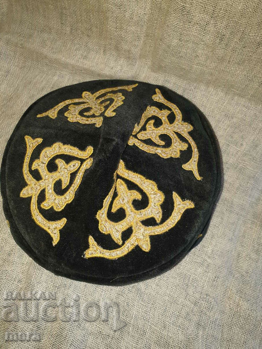 Licitație Veche pălărie rituală nefolosită - Tubiteika Licitație Veche pălărie rituală nefolosită - Tubiteika