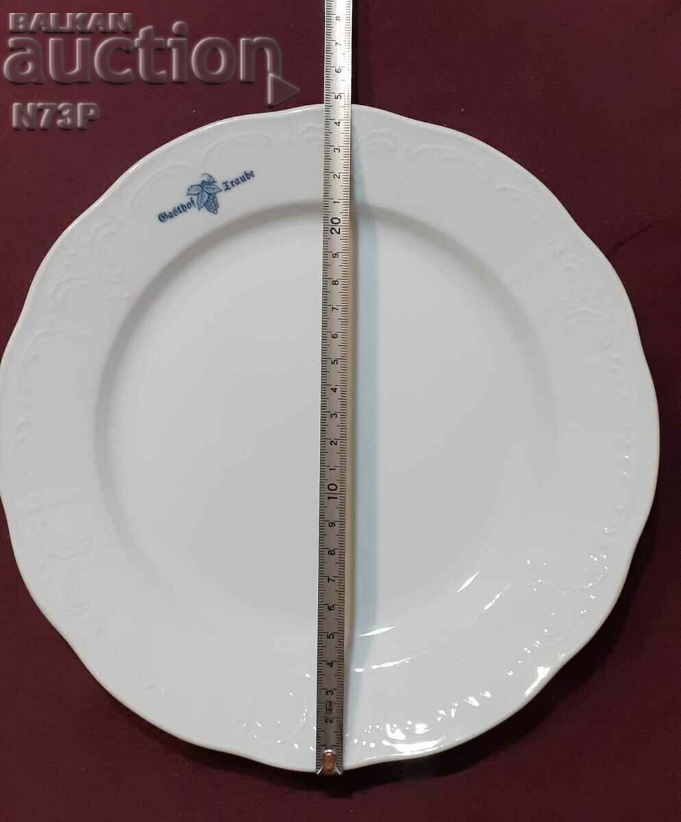 Delivery of PORCELAIN PLATE. COLLECTION. MADE IN AUSTRIA. Delivery of PORCELAIN PLATE. COLLECTION. MADE IN AUSTRIA.