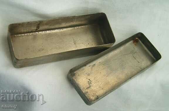 Παλιό μεταλλικό κουτί, τσέπη με τιμή 15.00 BGN | € 7.67 Παλιό μεταλλικό κουτί, τσέπη με τιμή 15.00 BGN | € 7.67