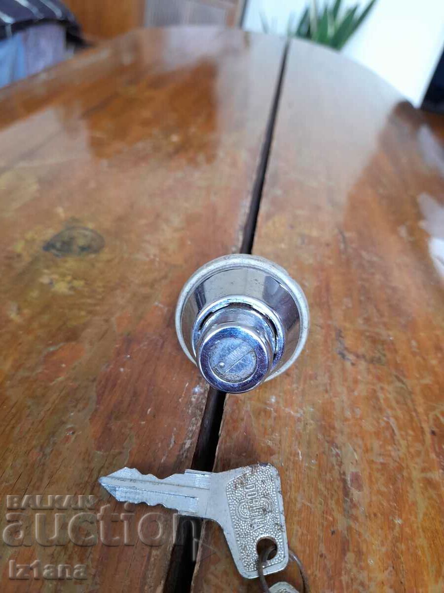 Licitație Broasca veche, mandrina pentru portbagajul unei masini Doblina Licitație Broasca veche, mandrina pentru portbagajul unei masini Doblina