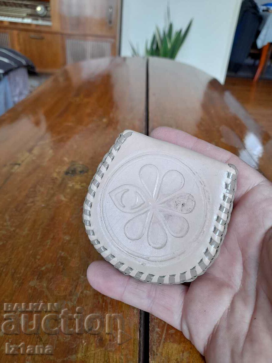 An old leather purse with price 20.00 BGN | € 10.23