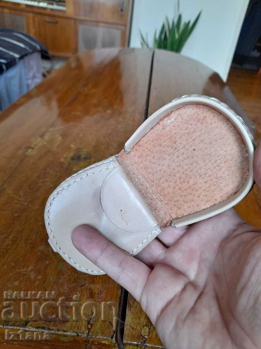 Delivery of An old leather purse