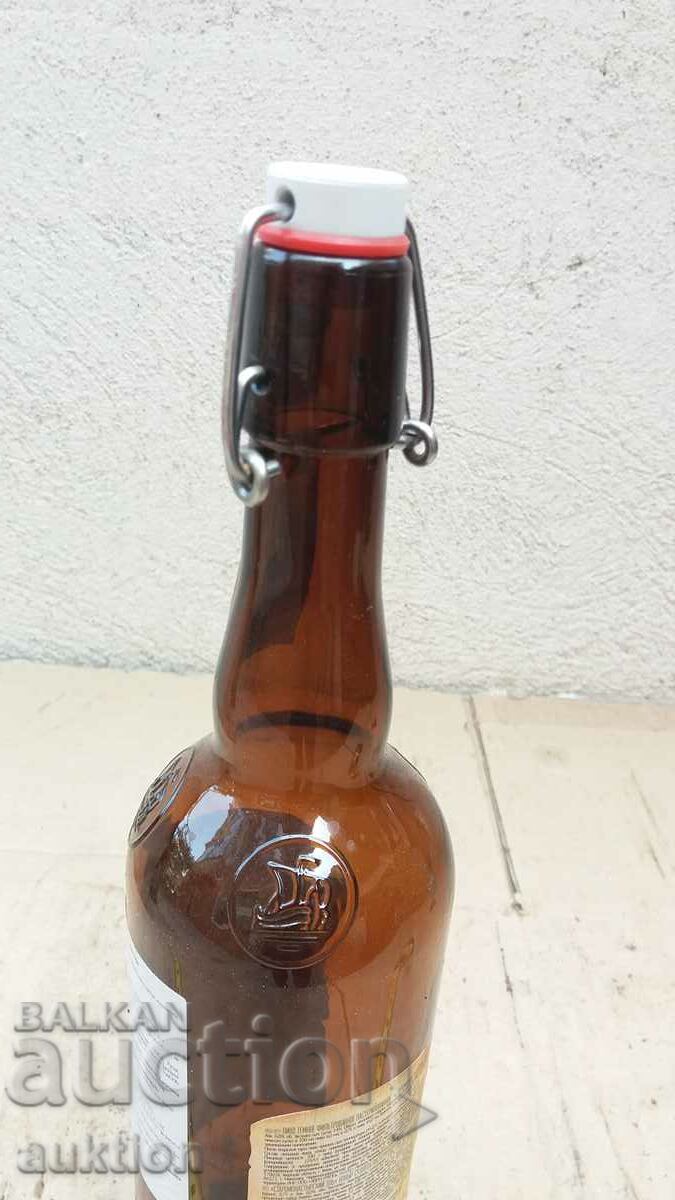 Auction  BOTTLE WITH AN INTERESTING CAP