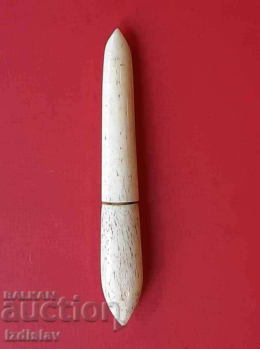 Старинен предмет изработен от зъб от морж