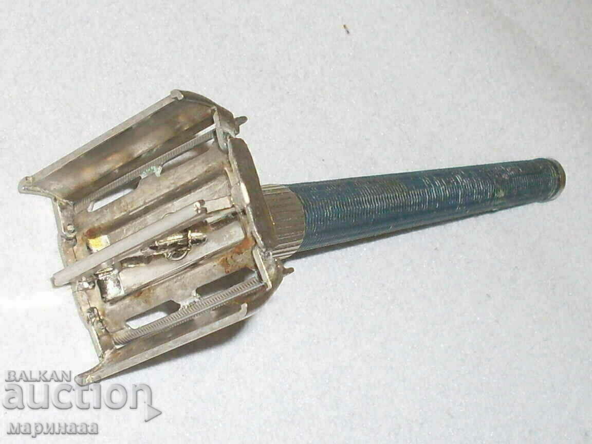 Auction  OLD "VEST" RAZOR. ENGLAND