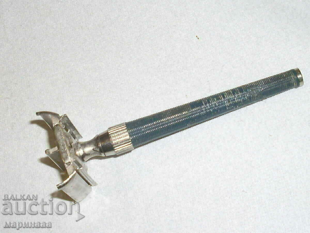 Delivery of OLD "VEST" RAZOR. ENGLAND