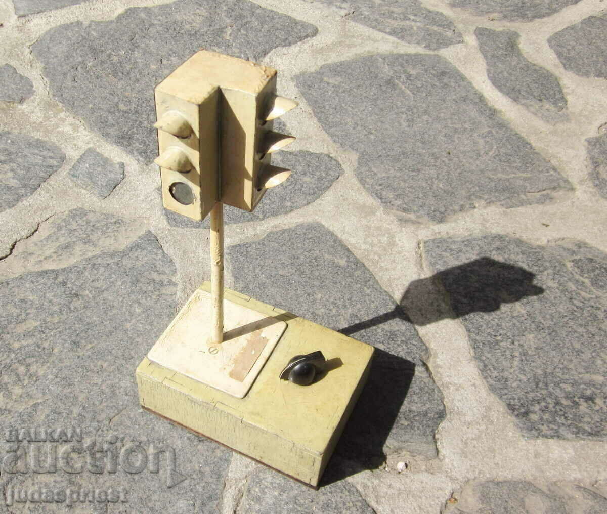 από Sotsa παλιό βουλγαρικό παιχνίδι φανάρι με μπαταρίες με τιμή 30.00 BGN | € 15.34