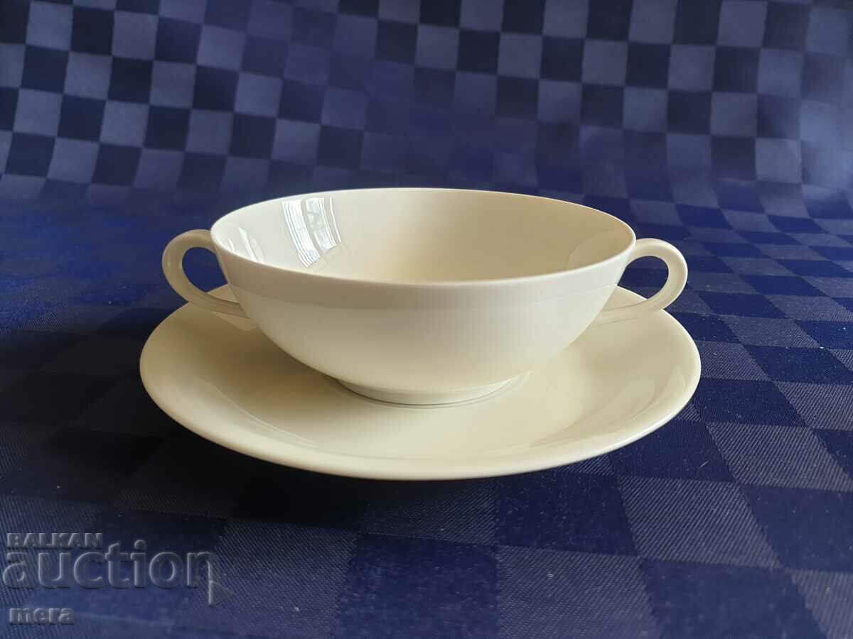 Δημοπρασία Πορσελάνινα γερμανικά κύπελλα-μπολ με δύο χερούλια και πιατάκια Δημοπρασία Πορσελάνινα γερμανικά κύπελλα-μπολ με δύο χερούλια και πιατάκια