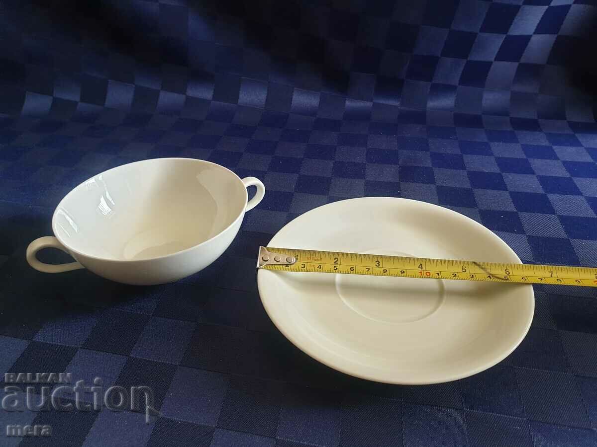 Παράδοση Πορσελάνινα γερμανικά κύπελλα-μπολ με δύο χερούλια και πιατάκια Παράδοση Πορσελάνινα γερμανικά κύπελλα-μπολ με δύο χερούλια και πιατάκια