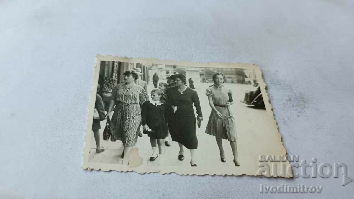 Снимка София Три жени и момиче на разходка