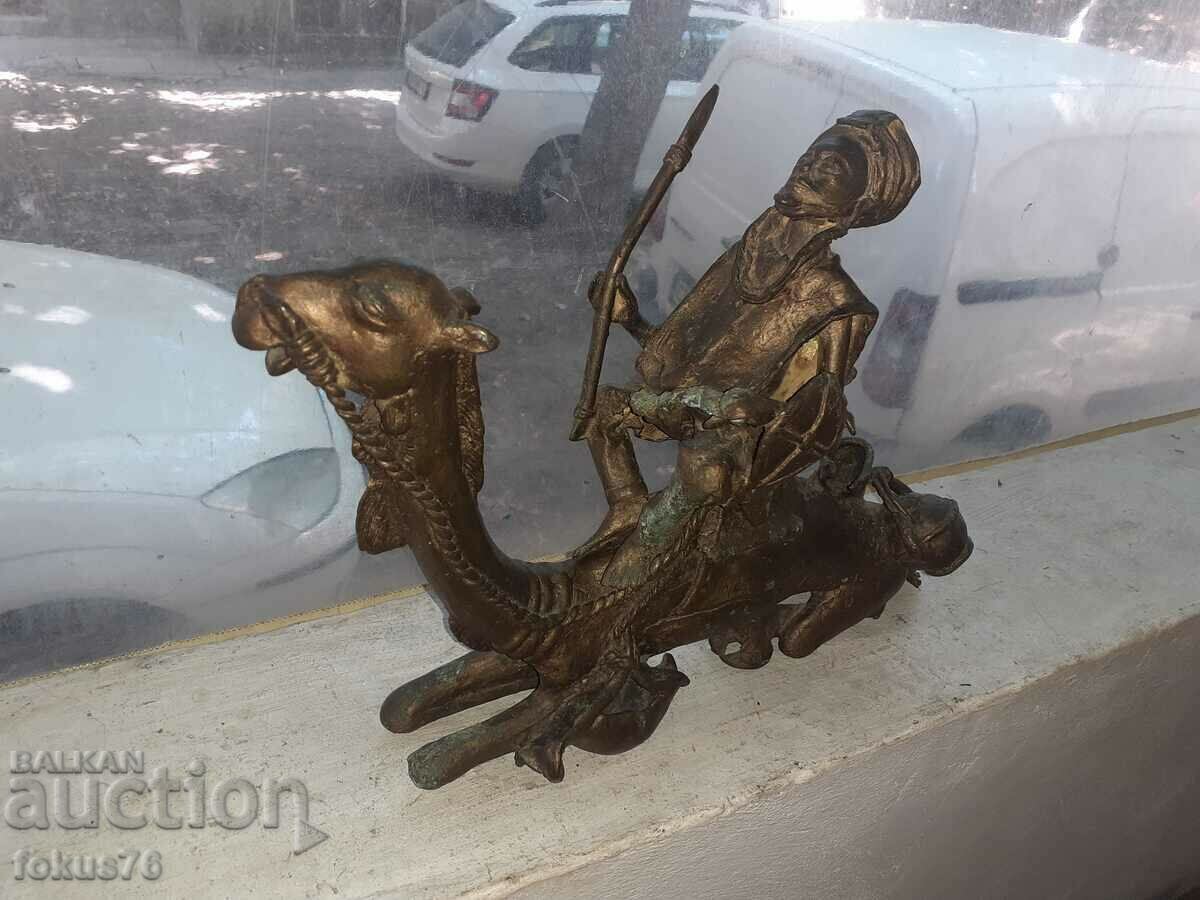 Παλιό χάλκινο αγαλματίδιο πολεμιστή με πλαστική μορφή καμήλας