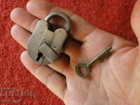 ANTIQUE COLLECTIBLE PADLOCK WITH WORKING KEY