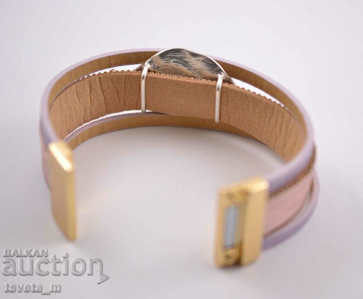 Auction A leather bracelet Auction A leather bracelet