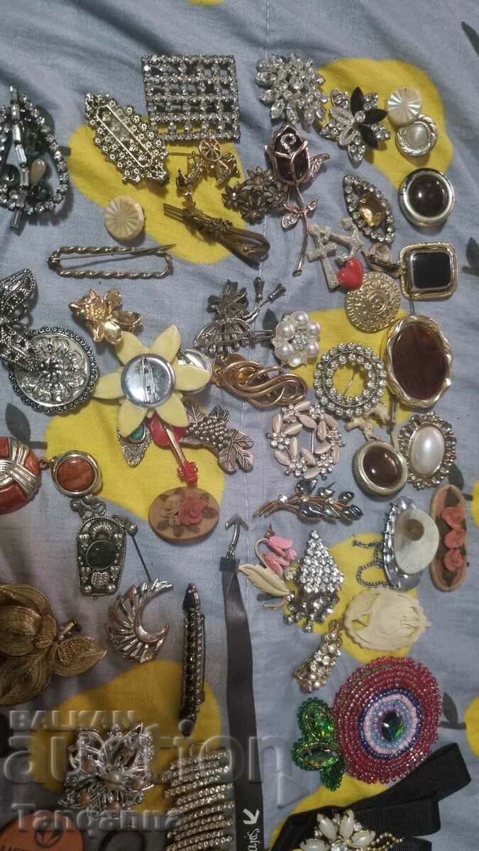 Large lot of brooches with price 30.00 BGN | € 15.34 Large lot of brooches with price 30.00 BGN | € 15.34