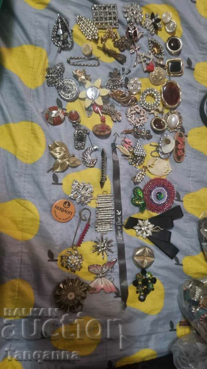 Auction Large lot of brooches Auction Large lot of brooches