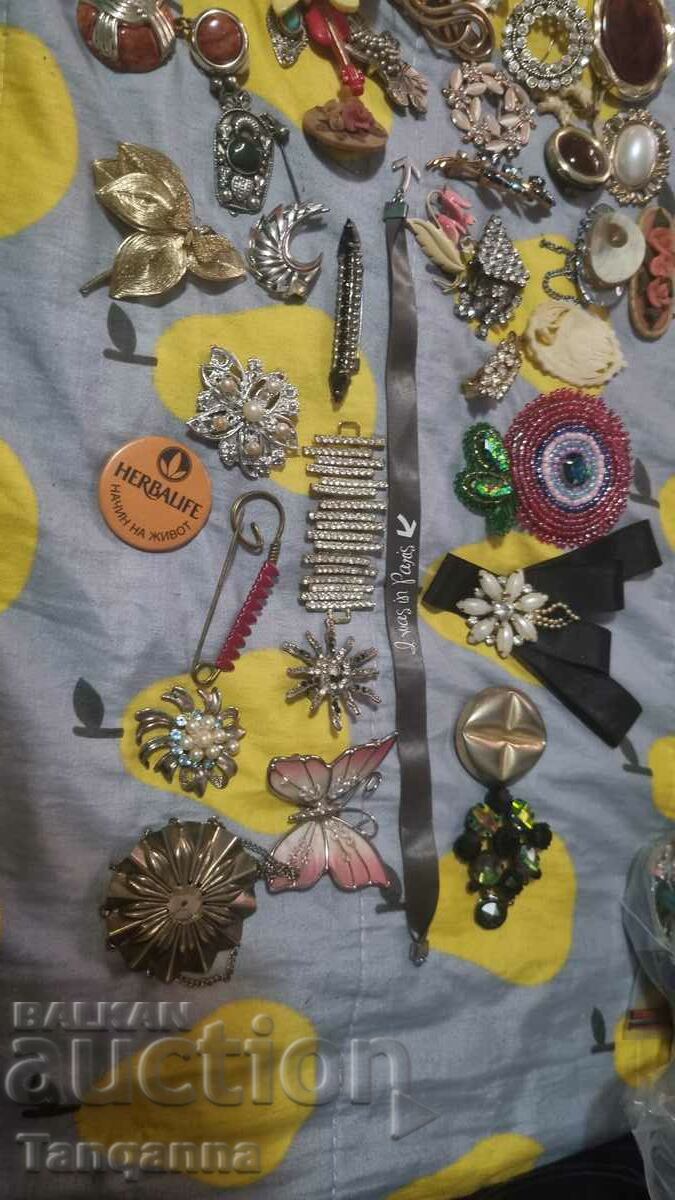 Large lot of brooches