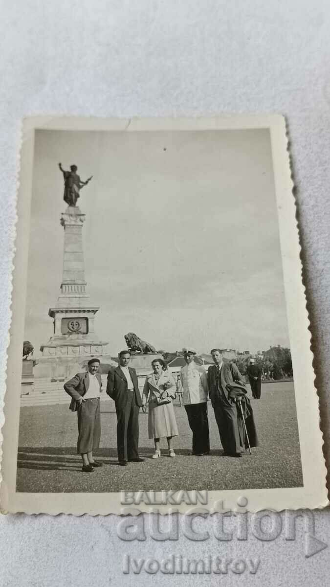 Fotografie Rousse Ofițer bărbați și femei în fața Monumentului Libertății