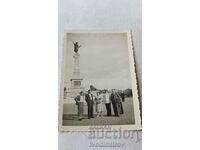 Снимка Русе Офицер мъже и жeни пред паметника на Свободата