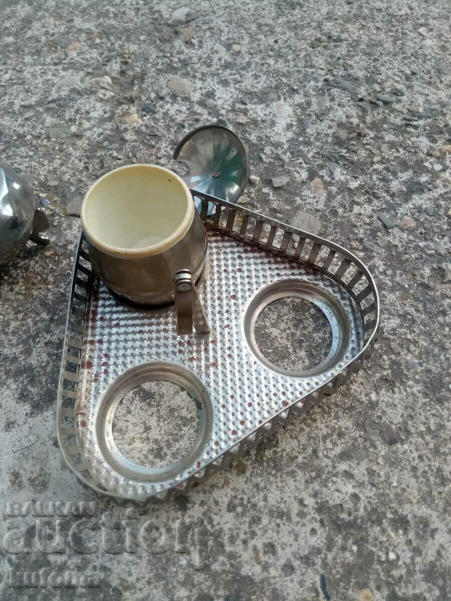 Delivery of Caviar and mustard dishes Delivery of Caviar and mustard dishes