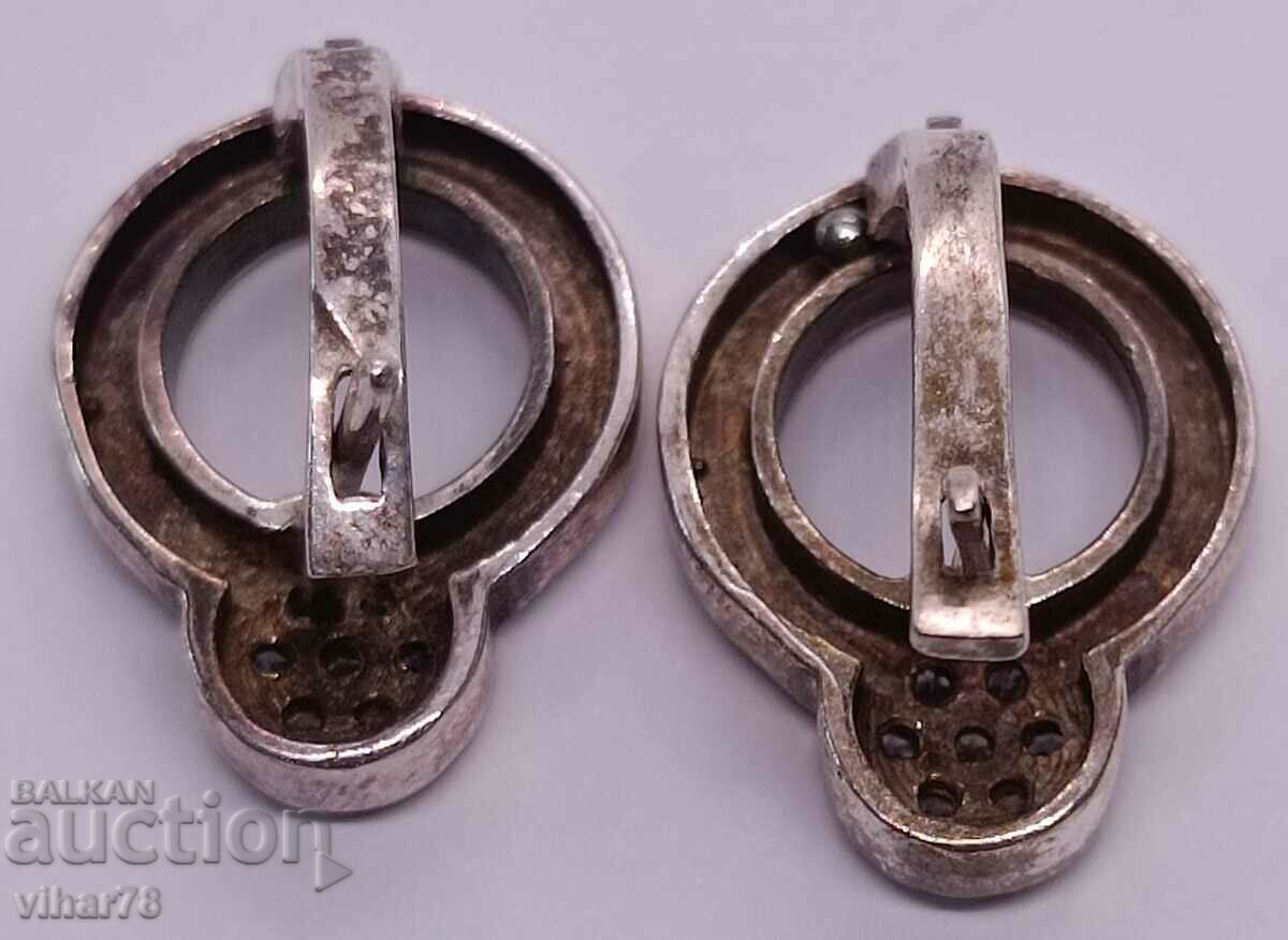 Delivery of Branded silver earrings