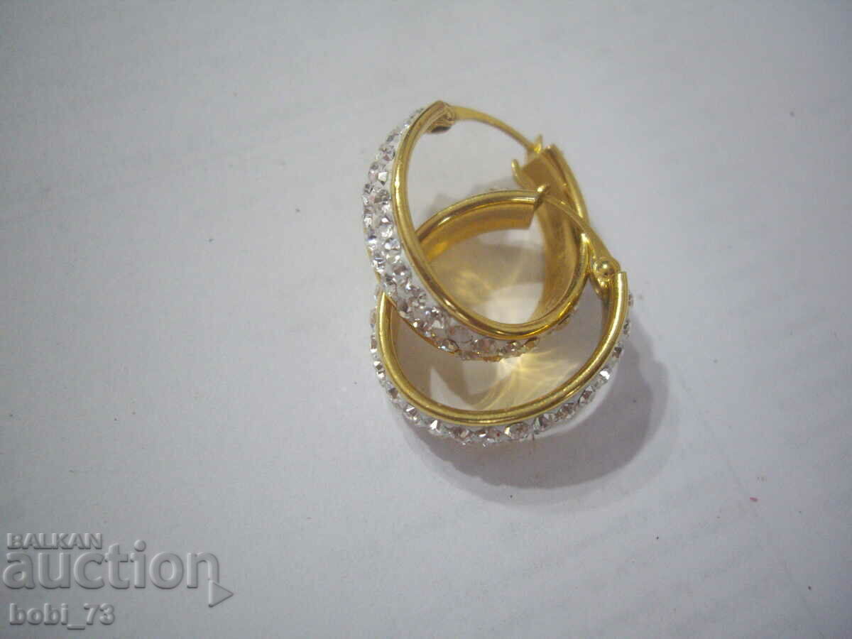 Ασημένια σκουλαρίκια με επιχρύσωση 9 καρατίων και διαμάντια.