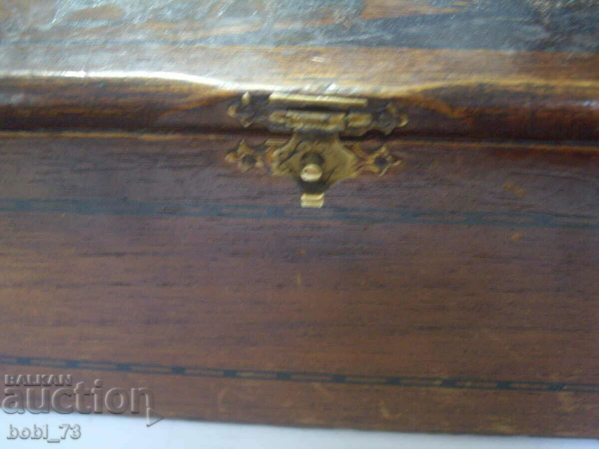 Auction A very old wooden box. Auction A very old wooden box.