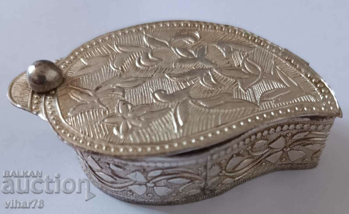 a snuff box with price 99.99 BGN | € 51.12 a snuff box with price 99.99 BGN | € 51.12