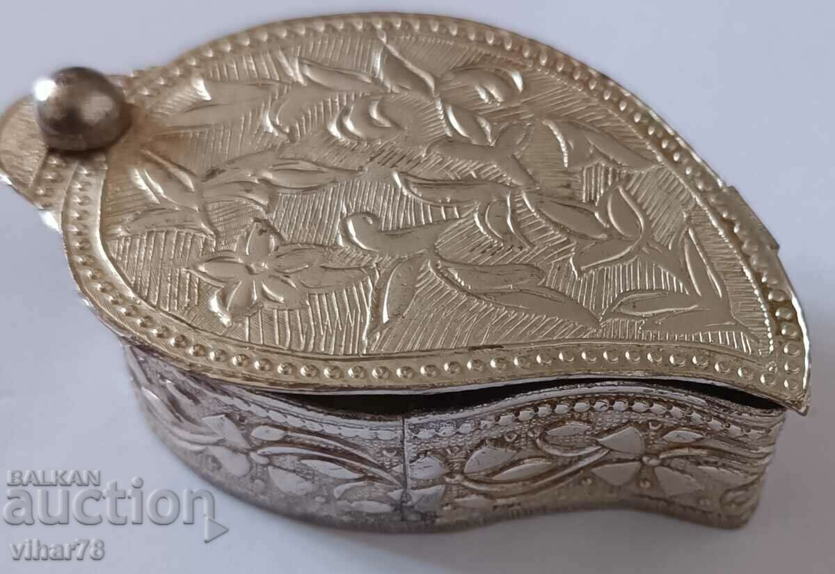 Auction a snuff box Auction a snuff box