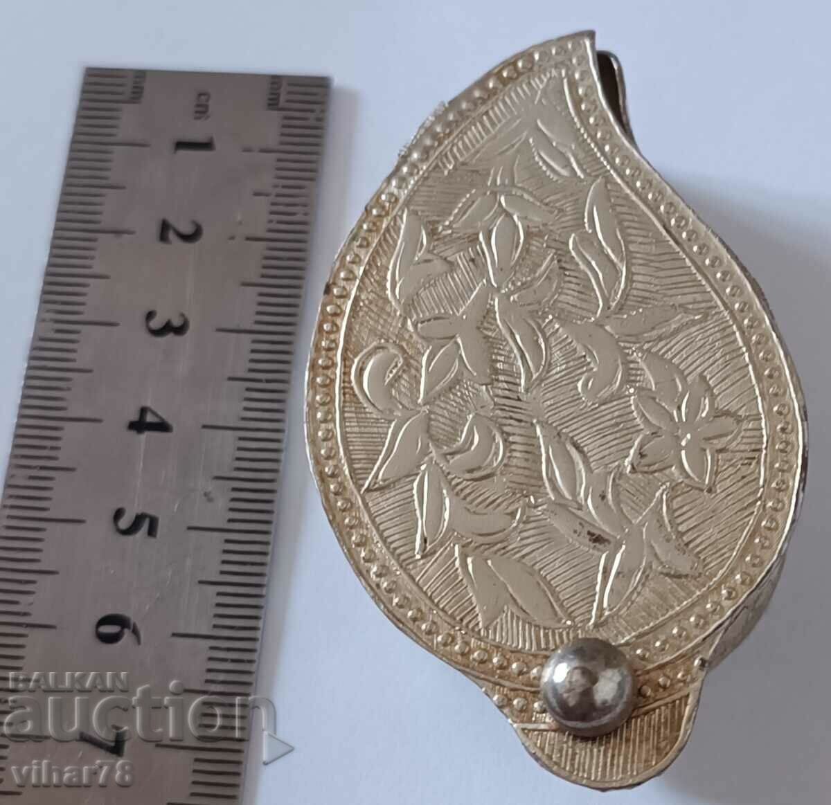 Delivery of a snuff box Delivery of a snuff box