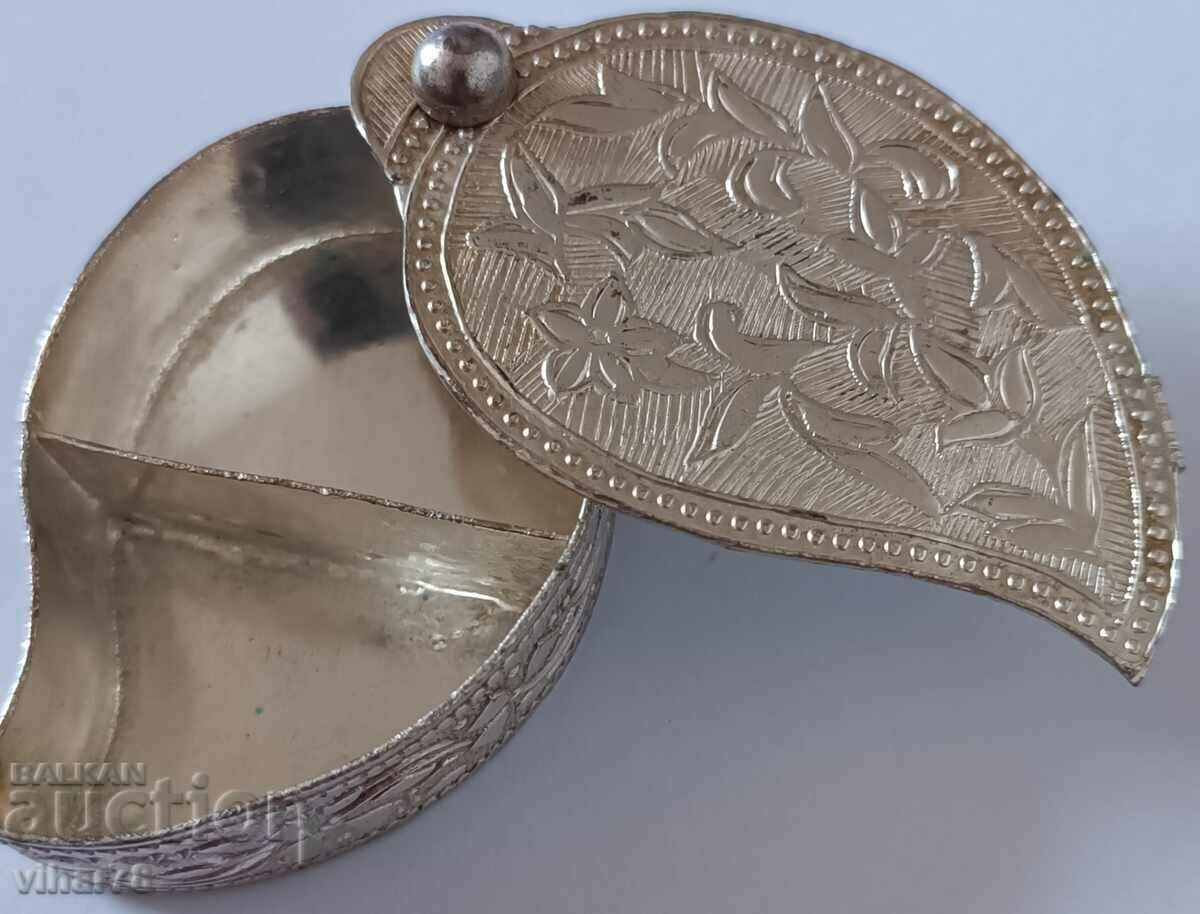 a snuff box - 6 a snuff box - 6