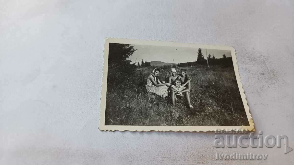 Fotografie Vitosha Mladezhi și o fată sub coliba Bor 1956
