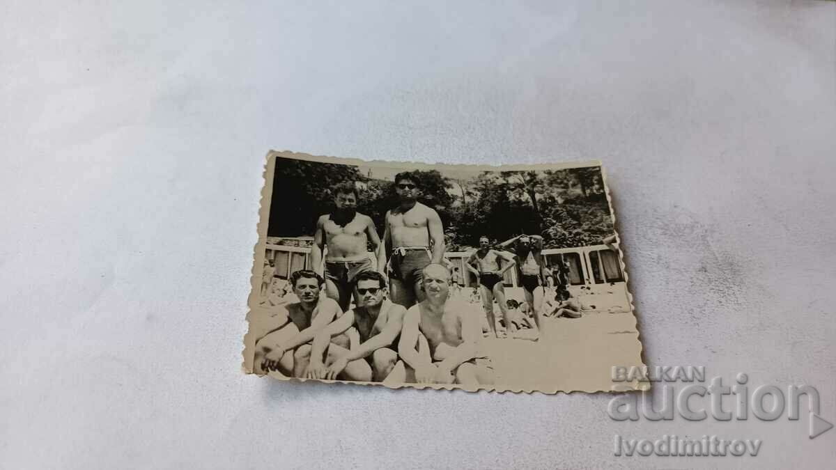 Снимка Балчик Петима мъже по бански на плажа 1957