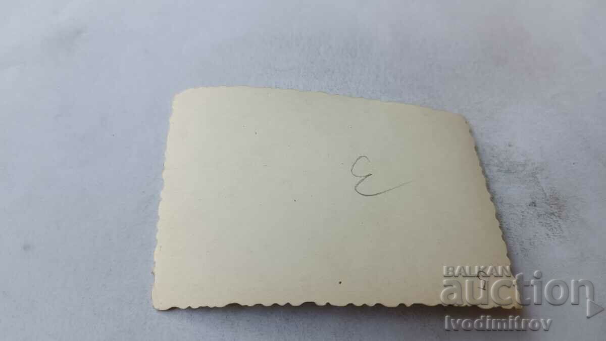 Φωτογραφία Στρατιώτης με σορτς σε χωράφι με σιτάρι με τιμή 1.75 BGN | € 0.89 Φωτογραφία Στρατιώτης με σορτς σε χωράφι με σιτάρι με τιμή 1.75 BGN | € 0.89